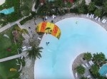 カイトサーフィンで狭いプールを自在に飛び回る動画がすげえ！