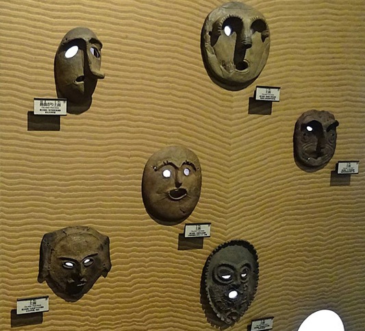 縄文時代の土面（土面、貝面）新潟県立歴史博物館の展示_wikiwandより