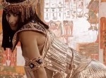 セクシー美女がお尻ダンスをしながら世界の歴史を紹介！