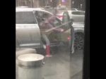 かわいそう…！　暴風雨の中、強風のせいで車のドアが閉まらない。