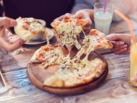 同じ皿の飯を食べると話し合いがスムーズに進み交渉が成立しやすくなる（米研究）
