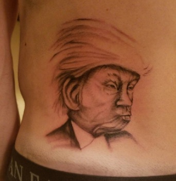 大統領選の賭けに負けてトランプのタトゥーを入れることになった男性