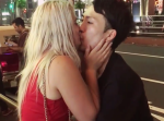 路上で突然キス！　六本木で次々と男性にキスしまくる海外女性がクレイジー