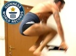 ３０秒で◯◯枚！　“パンツを世界一速く穿く男”がギネス世界記録を更新する