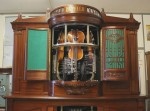 バイオリン３台とピアノを自動演奏する１００年前の“からくりジュークボックス”