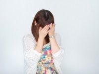 彼との思い出に浸りながら…女性が失恋した時に聞く「泣き歌」は？