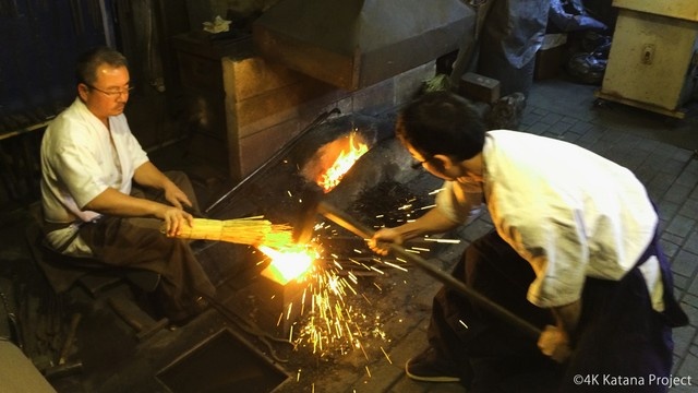 【積沸かし(つみわかし)】小割りにした玉鋼をテコに積み上げて炉で熱している様子。