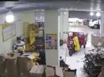 一体何が！？　停めてあったトライクが勝手に走り出し従業員を襲う。