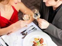 初デートの食事代どちらが払うべき？　予算は2人で5000円!?