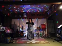 熱演する「民泊海風」オーナー・新垣英子さん（写真提供：江尻浩二郎さん）