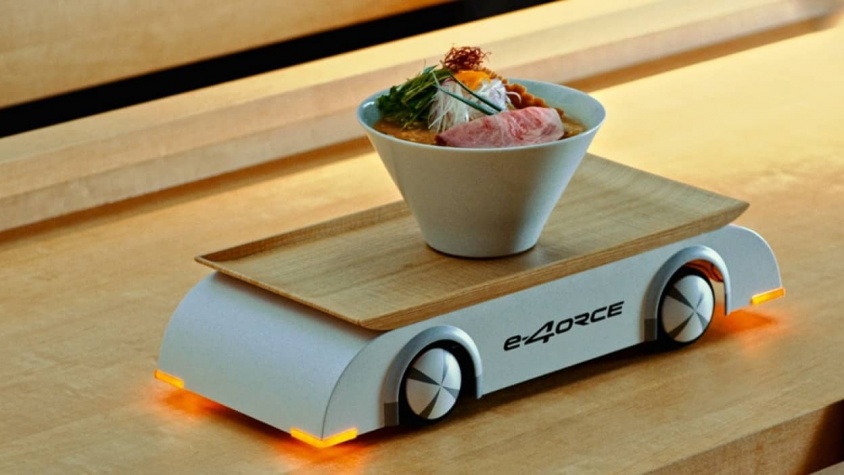 やっちゃえ日産がやりおった。スープをこぼさずラーメンを運ぶ自動運転トレイを開発