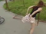 自転車に乗ったお姉さんを見ていたら…ラッキーなことが起こったんだ！