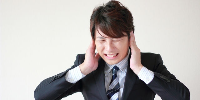 耳鳴りに苦しむ男性