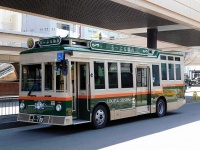 仙台市電カラーの新車両（Mutimaroさん撮影、Wikimedia Commonsより）