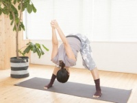 体をポカポカに！　むくみと冷えを緩和する「ピラミッドのポーズ」