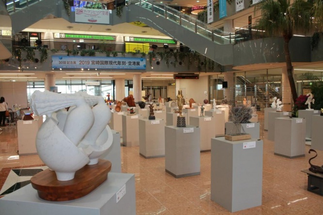 彫刻展の様子。モルゲッソヨも見える（宮崎空港ビル提供）