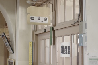 児童の母親と『不倫』　公立小学校教諭(50代)懲戒処分　「不適切関係」を児童にも伝える…