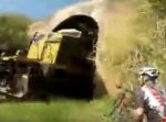 自転車でトンネルを走ってたら…　正面から貨物列車が！