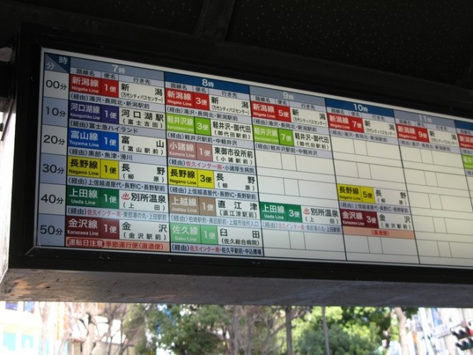 東京・池袋駅東口の高速バス乗り場。金沢便は午前中2本ある。新潟便は毎時。満車になることも少なくない(編集部撮影)