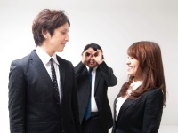 バレないコツは「誰にも言わない」こと！ 社内恋愛カップルがうまくいくための注意点
