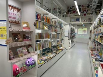 ブルーベリーアイの「わかさ生活」が何故？　名古屋で手掛けた「絵本専門店」に11万人困惑&称賛