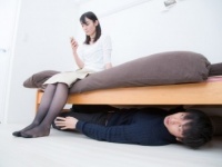 それ、元カレのだよね？　男性が彼女の家でこっそりチェックしていること4つ