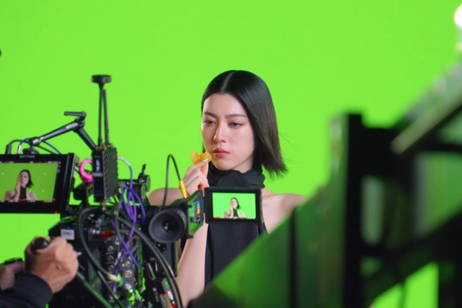 三吉彩花出演 湖池屋『ストロング』新TVCM公開! 三吉は「自分の強みを自分でわかってあげていることがすごく大事」
