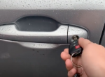 車のドアを開けようとしているのにびっくり仰天な出来事が起こってしまう…！