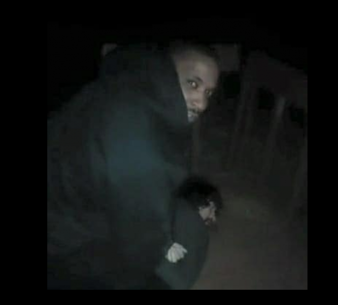 犯人を取り押さえる