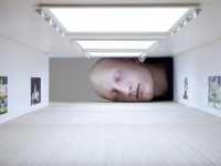顔をつっこむまでがアート。ミニチュア美術館と頭のでかさのコントラストがユニークな見学者参加型のギャラリーイベント