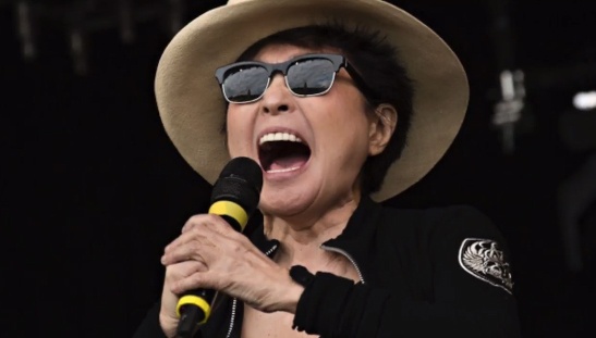 オノ・ヨーコがトランプ勝利を受けやり場の無い気持ちを独特のパフォーマンスで表現