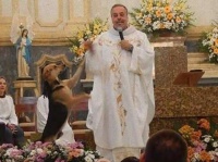 野良犬を救うため教会のミサに参加させる神父。外には餌置き場も（ブラジル）
