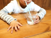 「線路が見えるスタバで、隣の席には親子連れ。電車が通る度に喜ぶ幼い男児に声をかけたら...」（茨城県・60代女性）