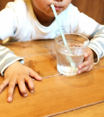 「線路が見えるスタバで、隣の席には親子連れ。電車が通る度に喜ぶ幼い男児に声をかけたら...」（茨城県・60代女性）