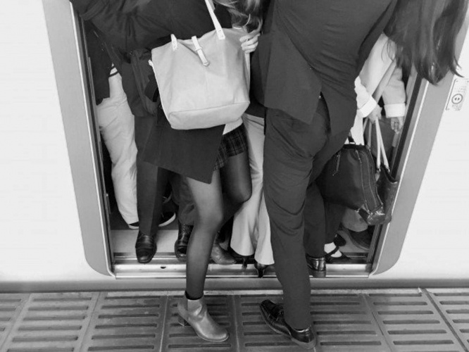 通勤ラッシュの電車(画像はイメージ)