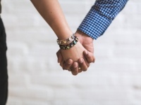 脈あり？　付き合う前に手をつなぐ心理