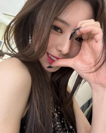 ※画像はＩＴＺＹ公式インスタグラム「ｉｔｚｙ．ａｌｌ．ｉｎ．ｕｓ」より