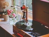 【心理テスト】部屋でくつろぐときに流す音楽は？　「あなたの中で高まっている欲望」