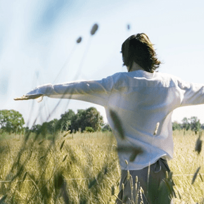 水瓶座の女性と相性のいい星座は天秤座、射手座。次点は獅子座、水瓶座