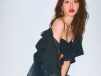 『山本舞香　2022カレンダー』⒞KADOKAWA