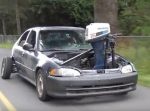 この発想はなかった…！　ボートのエンジンを車に積むという魔改造。