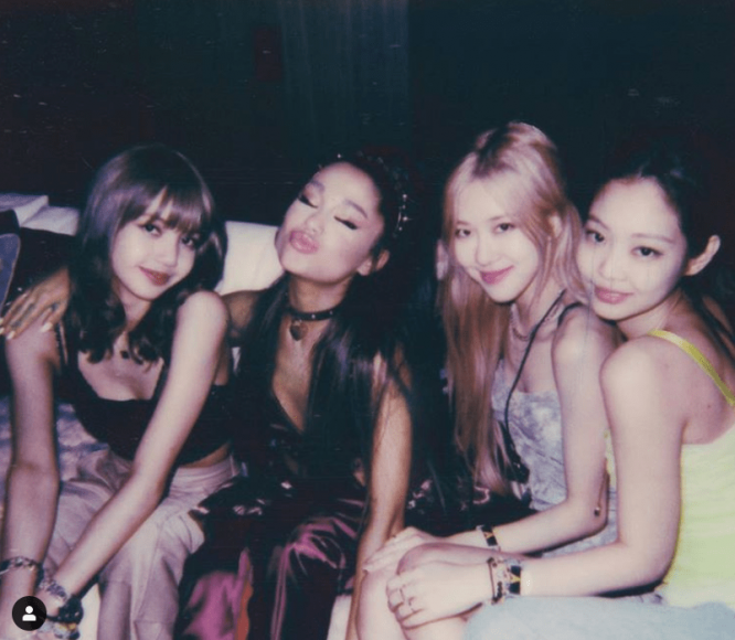 （左より）リサ、アリアナ・グランデ、ロゼ、ジェニー※画像はアリアナグランデのインスタグラムアカウント『＠arianagrande』より