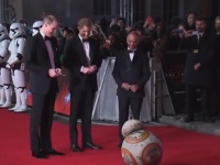 可愛過ぎる！英王子に丁寧にお辞儀する『スター・ウォーズ』BB-8【映像】