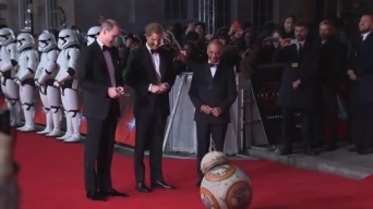 可愛過ぎる！英王子に丁寧にお辞儀する『スター・ウォーズ』BB-8【映像】