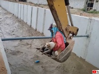 ショベルカーで溺れている犬の救出大作戦、見事成功！