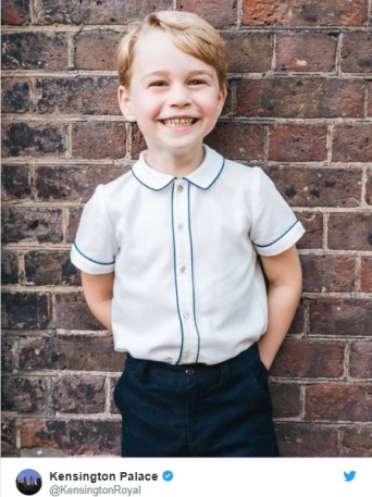 英ジョージ王子、5歳の誕生日の記念写真で満面の笑み