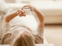 メールやLINEの「返信が遅い女子」に対する男子のホンネ4選