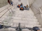 撮影しながら街中をマウンテンバイクで走行中、階段下に青年たちが…！