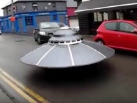 遅ッ！　のんきなUFOとパトカーの追走劇がシュール過ぎる