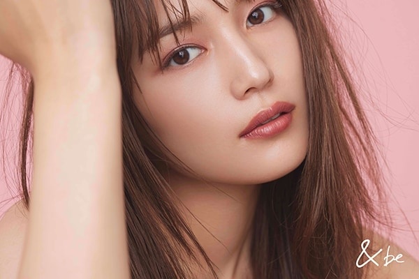 ＆beから川口春奈とのコラボアイテムが登場。 “毎日使える洗練ブラウン”のリップ・アイシャドウが発売